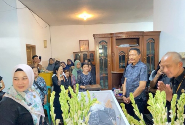 Pj Wali Kota Malang Sambangi Rumah Ketua KPPS yang Meninggal Dunia